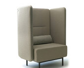 Breiter Sessel mit hohen, gepolsterten Seiten- und Rückenpaneelen  · Stahlgestell Schwarz  · Bezug Halcyon HPA10, HPC10